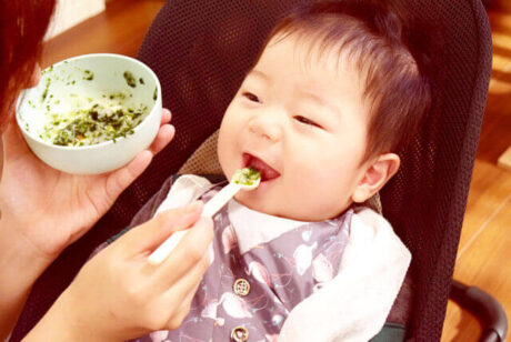 離乳食を食べる子供