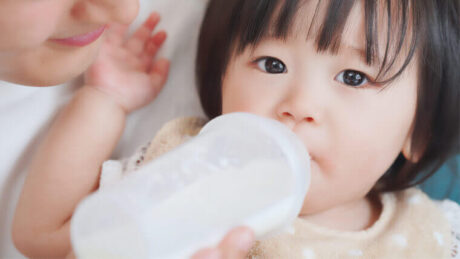 哺乳瓶をくわえる子供
