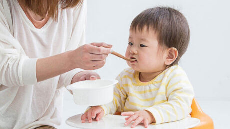 離乳食を食べる赤ちゃん