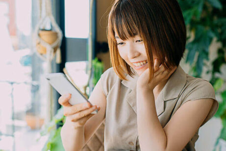 スマホを見る女性